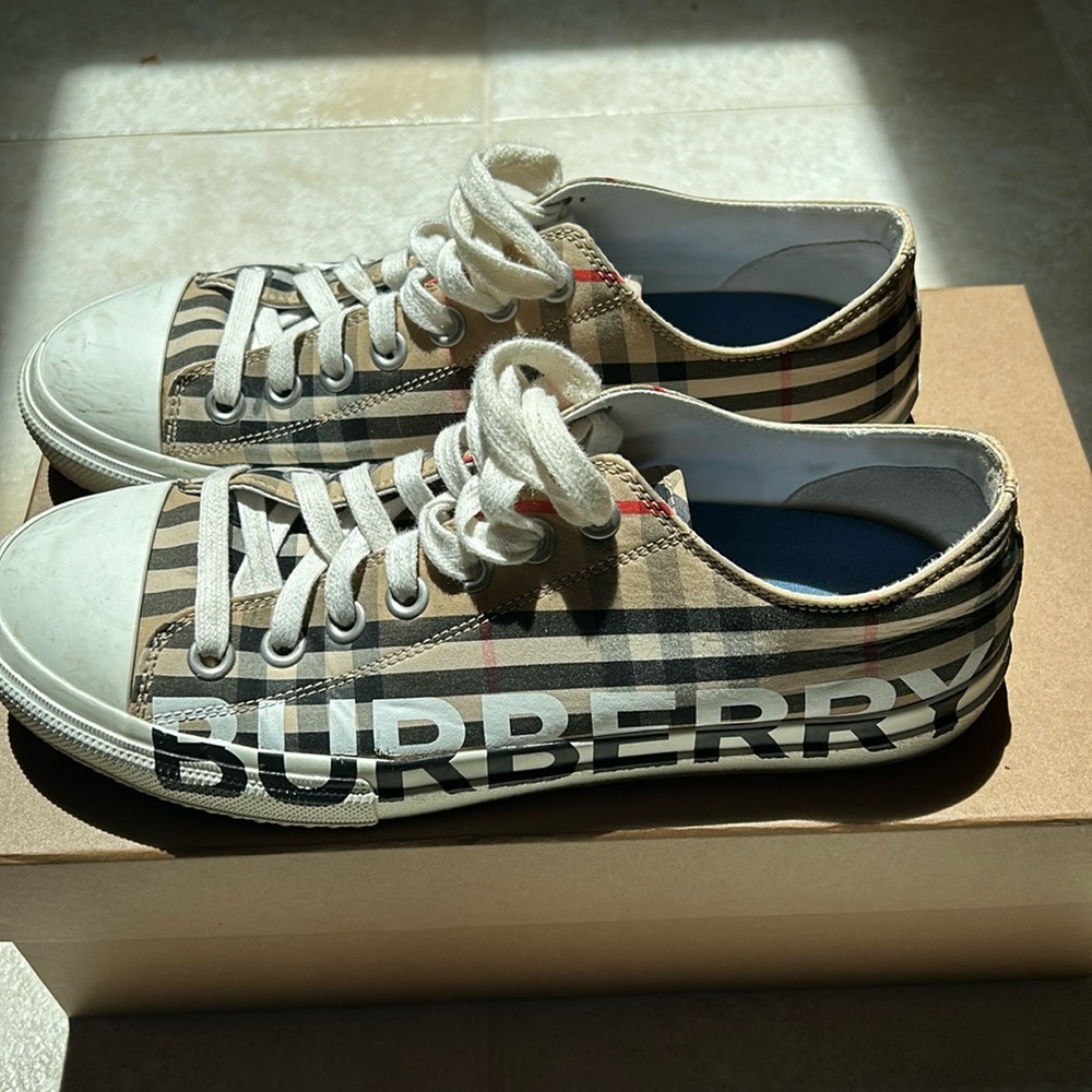 BURBERRY A:MF Larkhall M logo in Archive Beige size 42 - Picture 1 of 10